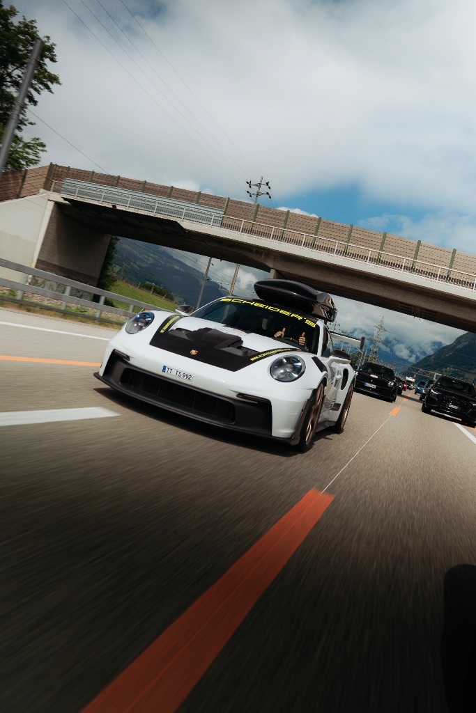 Weißer Porsche 911 GT3 RS auf der Straße