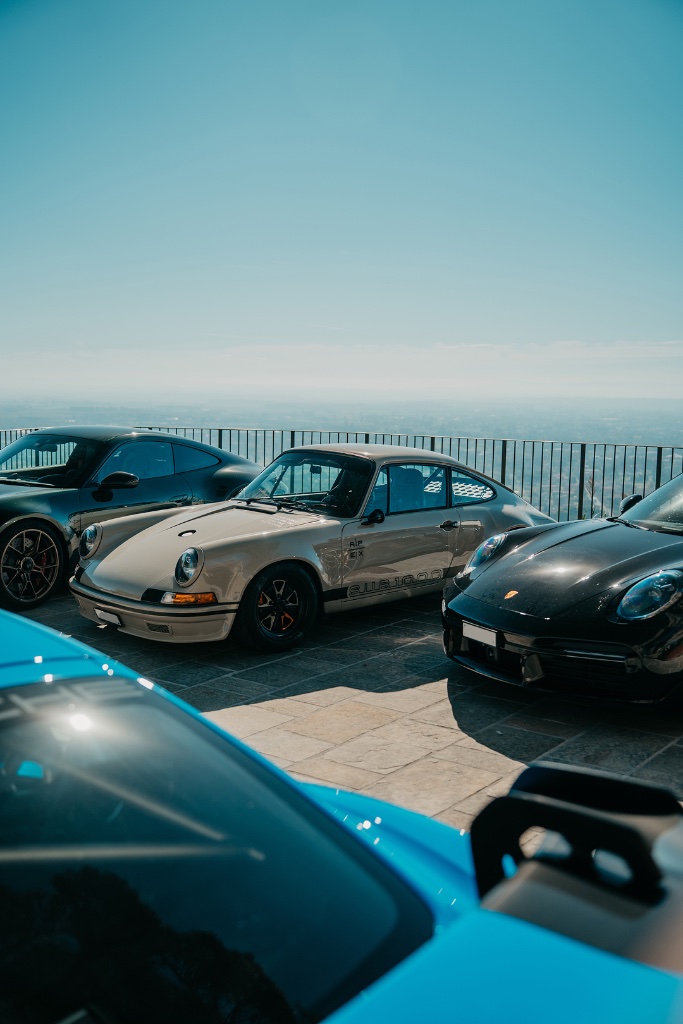 Sportwagen Gruppe an der Küste