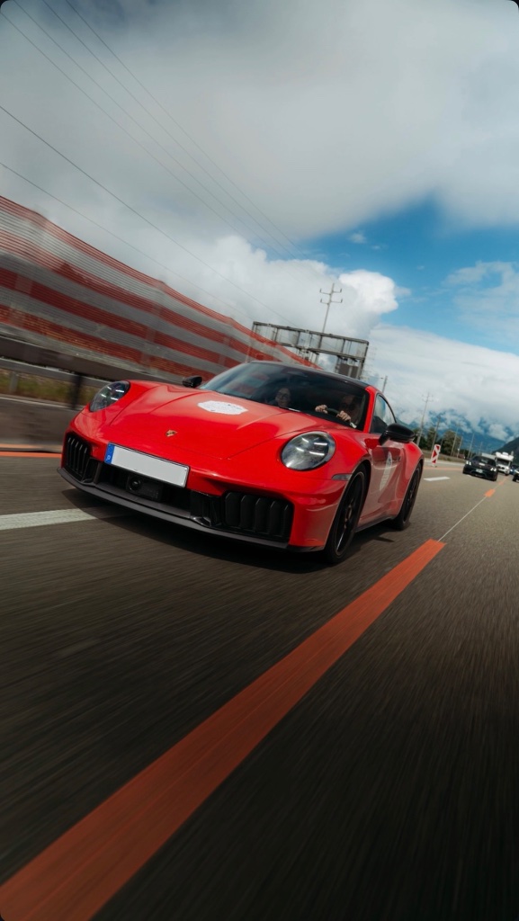 Roter Porsche 911 auf der Strecke