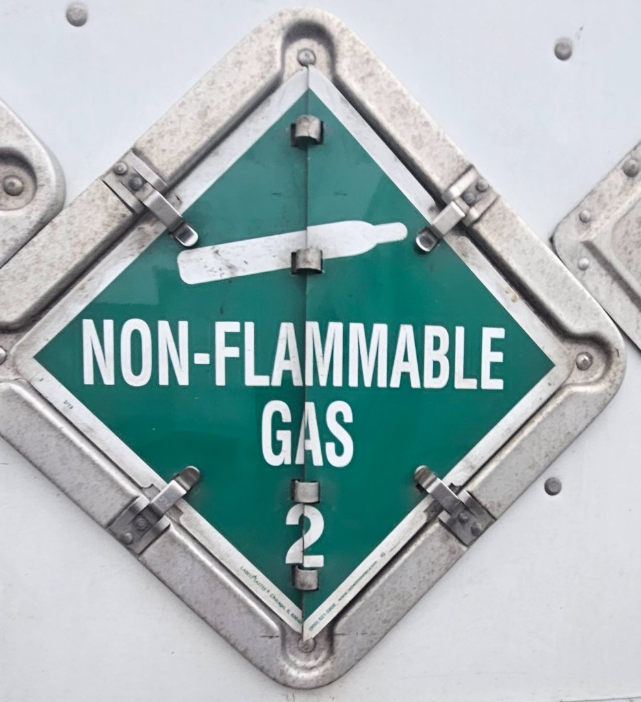 Non-Flammable Gas Class 2 DOT placard mounted on a trailer