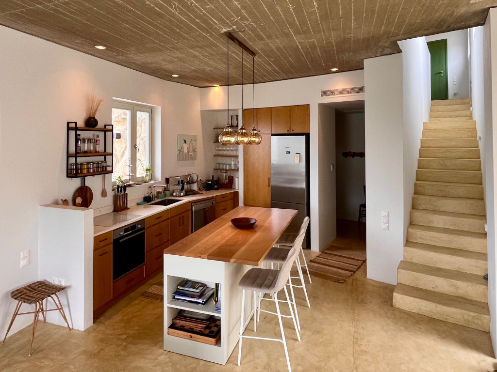 Fully equipped kitchen with island