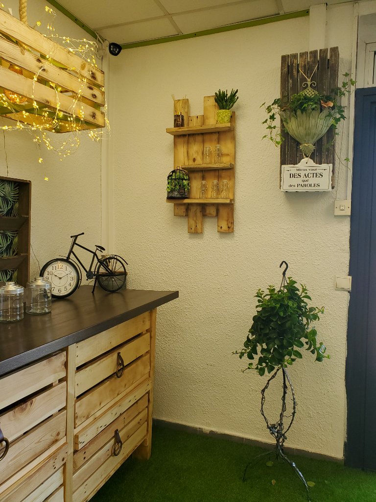 Vue large avec plantes murales, vélo-horloge - vue juillet 2020