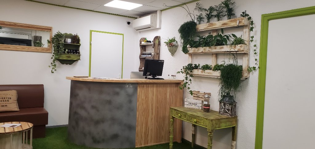 Panoramique intérieure - comptoir bois et zinc, étagères en palette