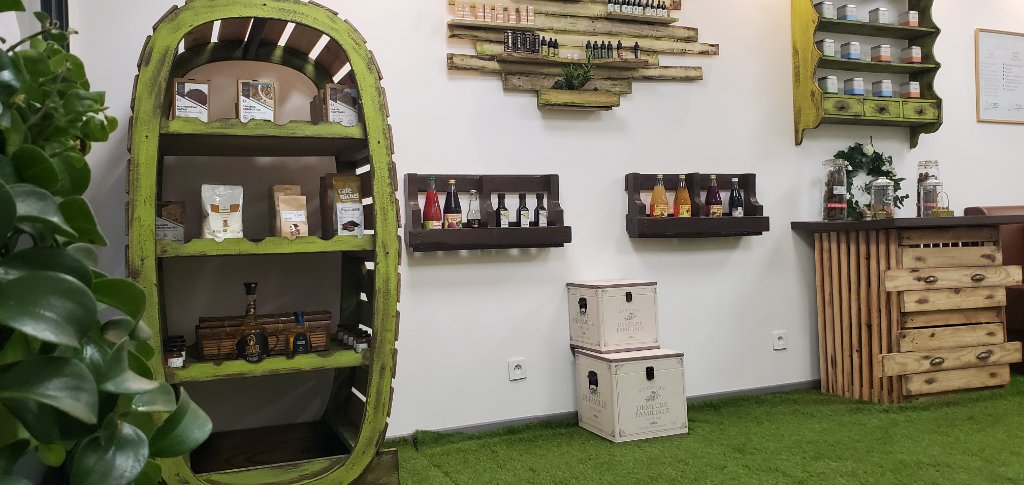 Meuble vitrine oval vert avec produits CBD