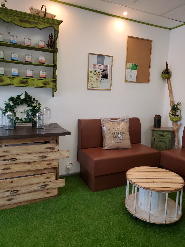 Espace salon avec canapé, vitrine produits - vue juillet 2020