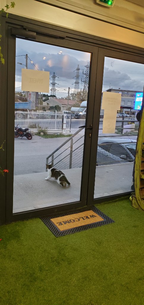 Vue depuis l'extérieur à travers la vitrine d'entrée