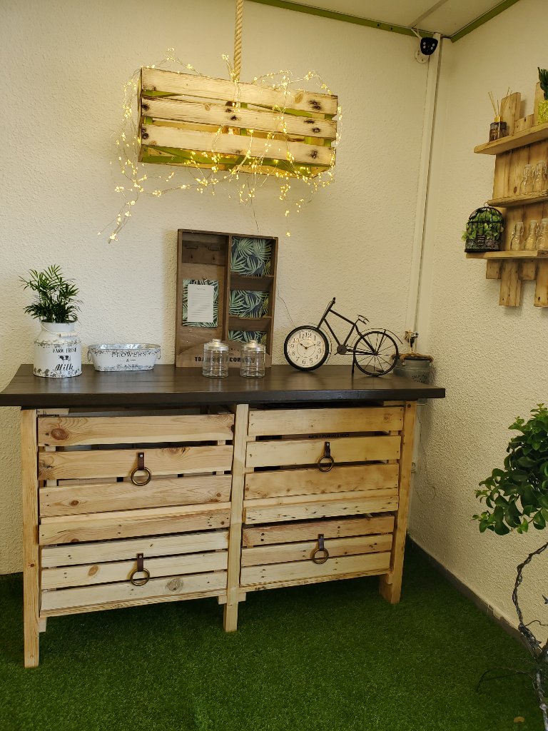 Meuble palette avec guirlandes, horloge - vue juillet 2020