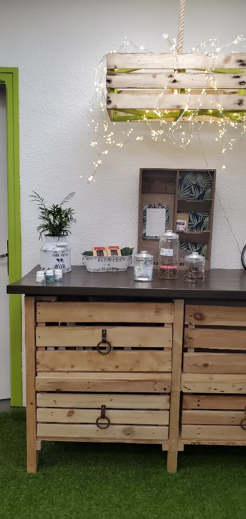 Présentoir produits avec guirlandes lumineuses