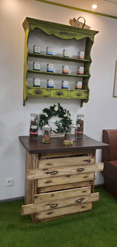 Meuble vert avec produits CBD et comptoir en palette
