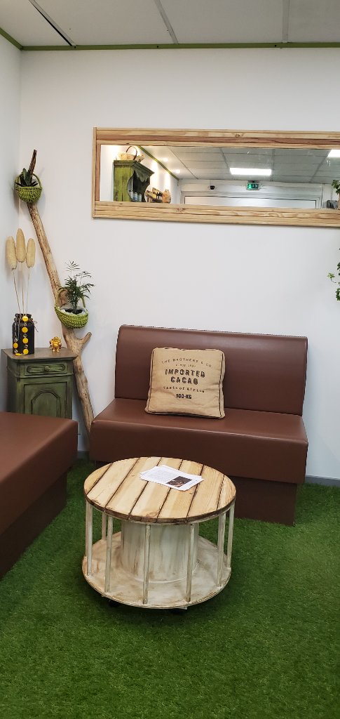 Canapé cuir avec coussin, table touret, miroir mural