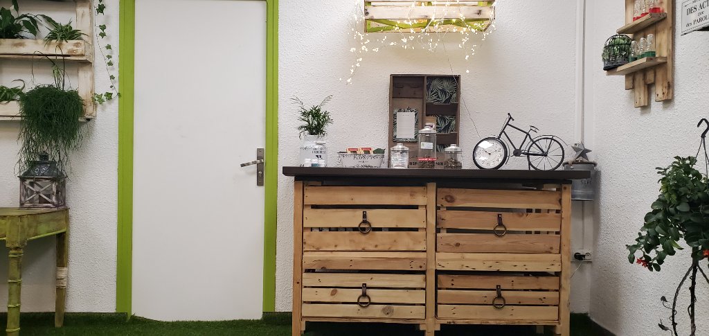 Meuble à tiroirs en bois avec vélo-horloge décoratif