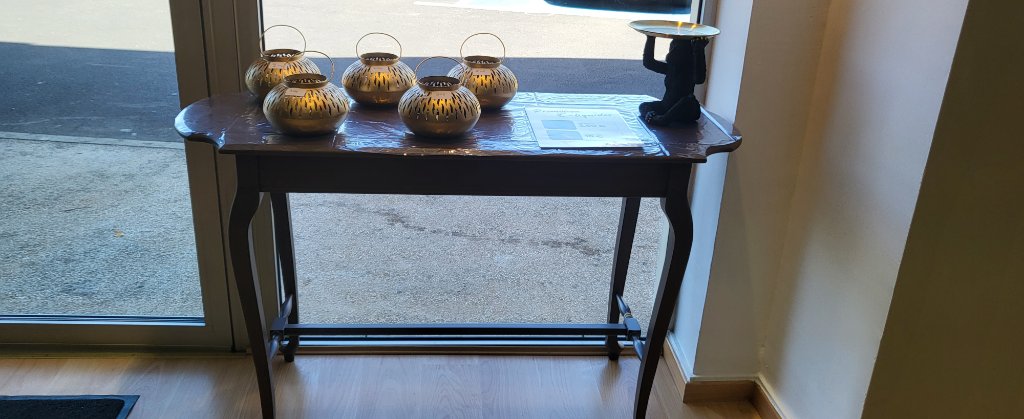 Console d'entrée avec lanternes décoratives dorées