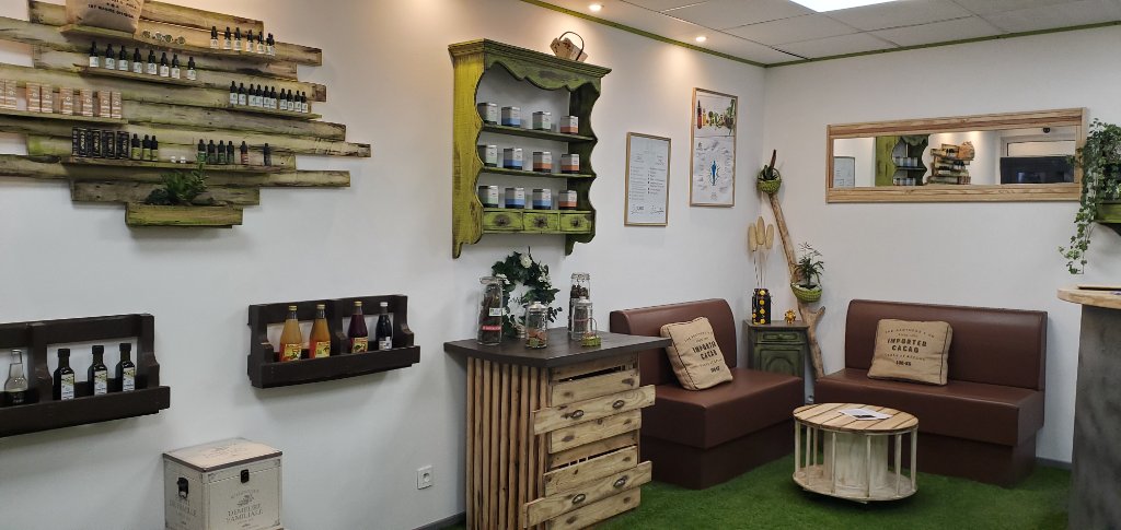 Panoramique intérieure - mur de produits avec meuble vert