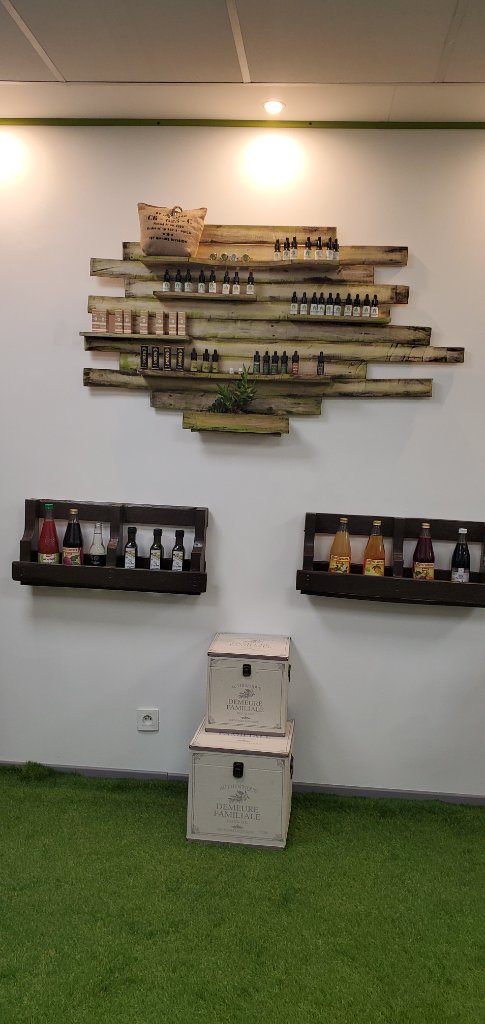 Décoration murale en bambou avec étagères noires