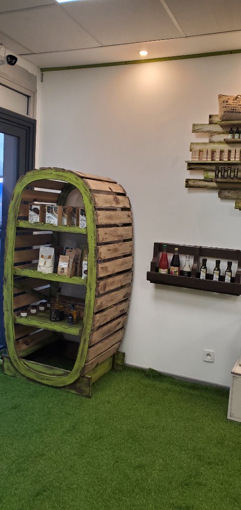 Meuble oval vert avec produits, décoration murale bambou