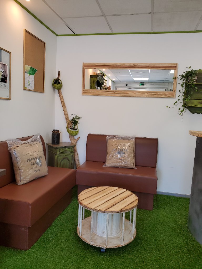 Canapé cuir avec miroir et table touret - vue juillet 2020