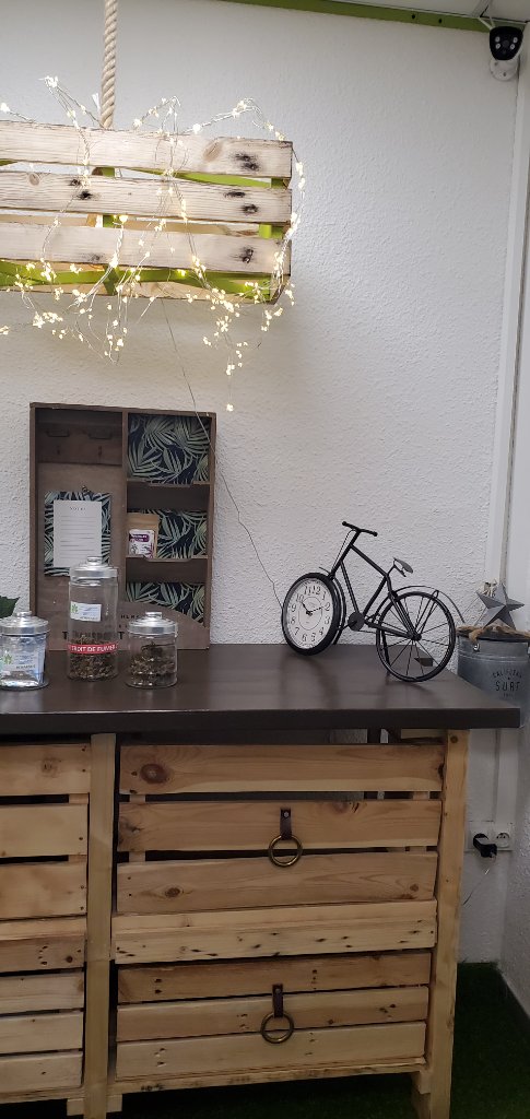 Guirlandes lumineuses, étagère murale et vélo-horloge