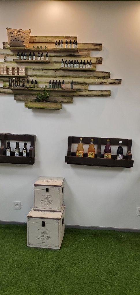 Mur de produits - art mural bambou, étagères, caisses de vin