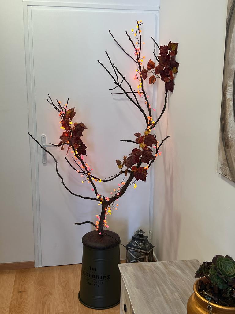 Arbre lumineux décoratif avec feuilles d'automne et lumières