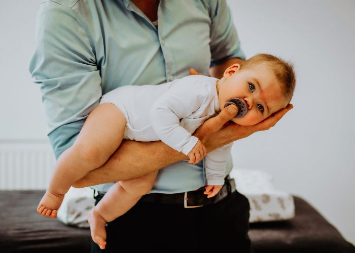 Baby osteopaat behandelt zacht de spanning rond kaak en nek bij een kort tongriempje bij Puur voor baby's in Alkmaar