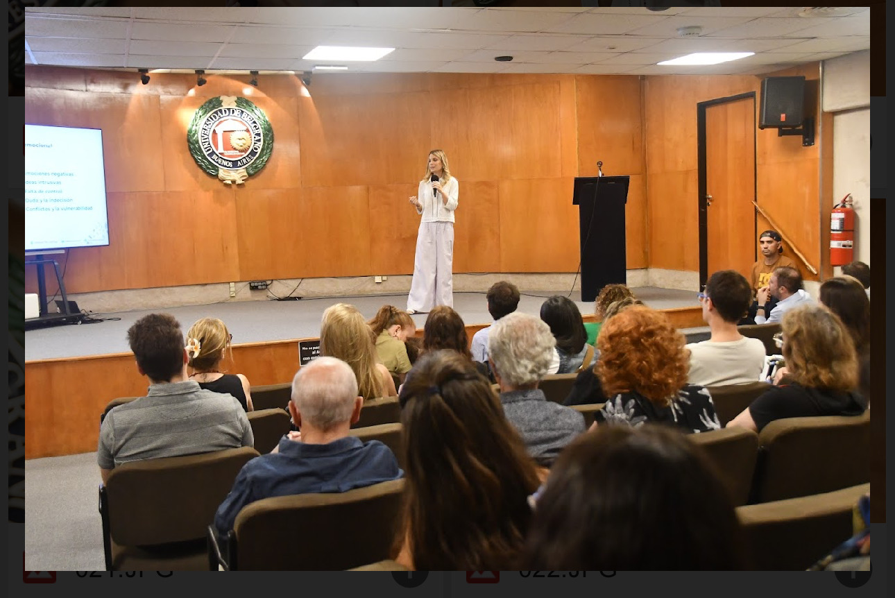 Jacqueline Lapidus dando una conferencia en la Universidad de Belgrano
