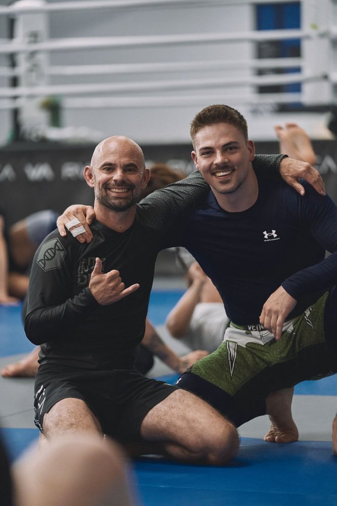 BJJ Gruppe im Gi nach dem Training