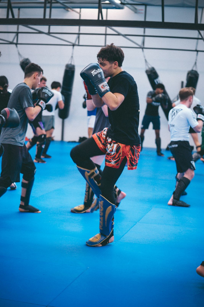 Fortgeschrittene Kickboxer beim Partner-Training