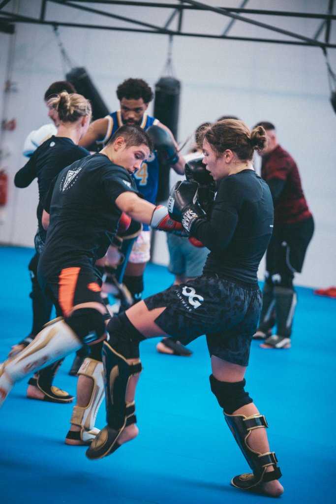 Kickboxer beim Training an den Pratzen in Bern