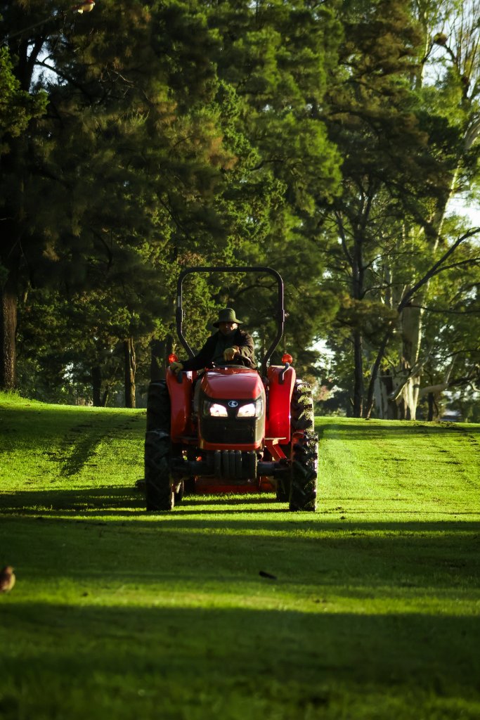 Tractor rojo en parque