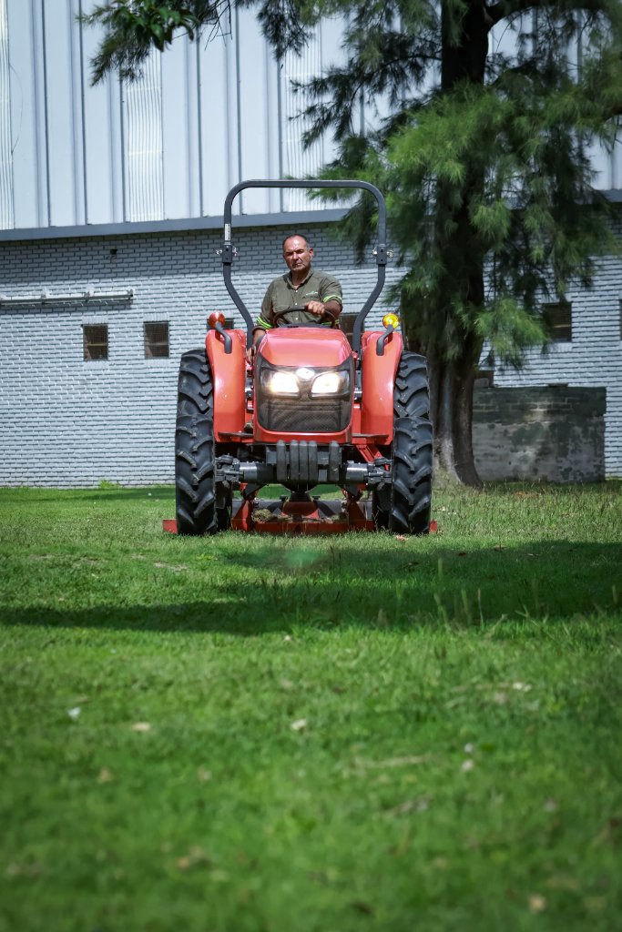 Tractor rojo en parque industrial
