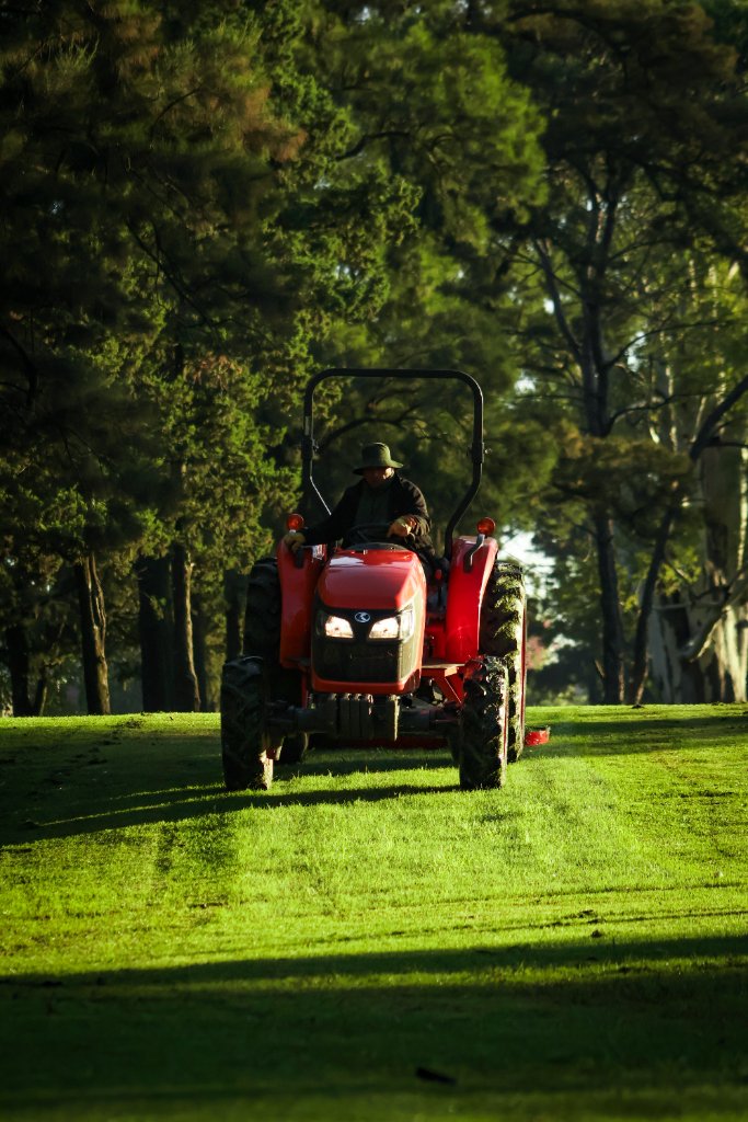 Tractor mantenimiento espacios verdes