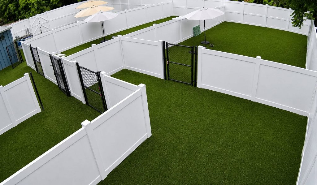 KIWIdogz outdoor yard with artificial turf and shaded areas