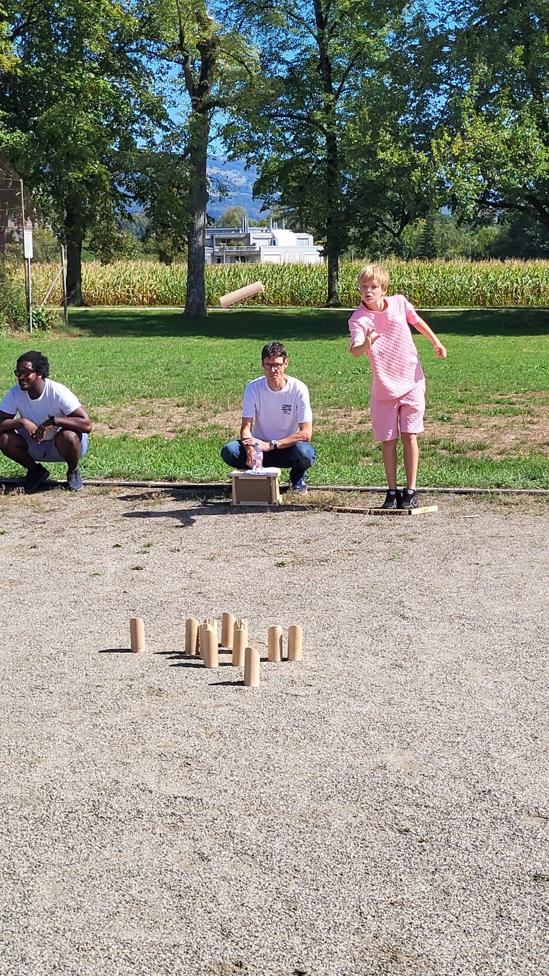 Ein junger Spieler wirft auf die Mölkky-Kegel