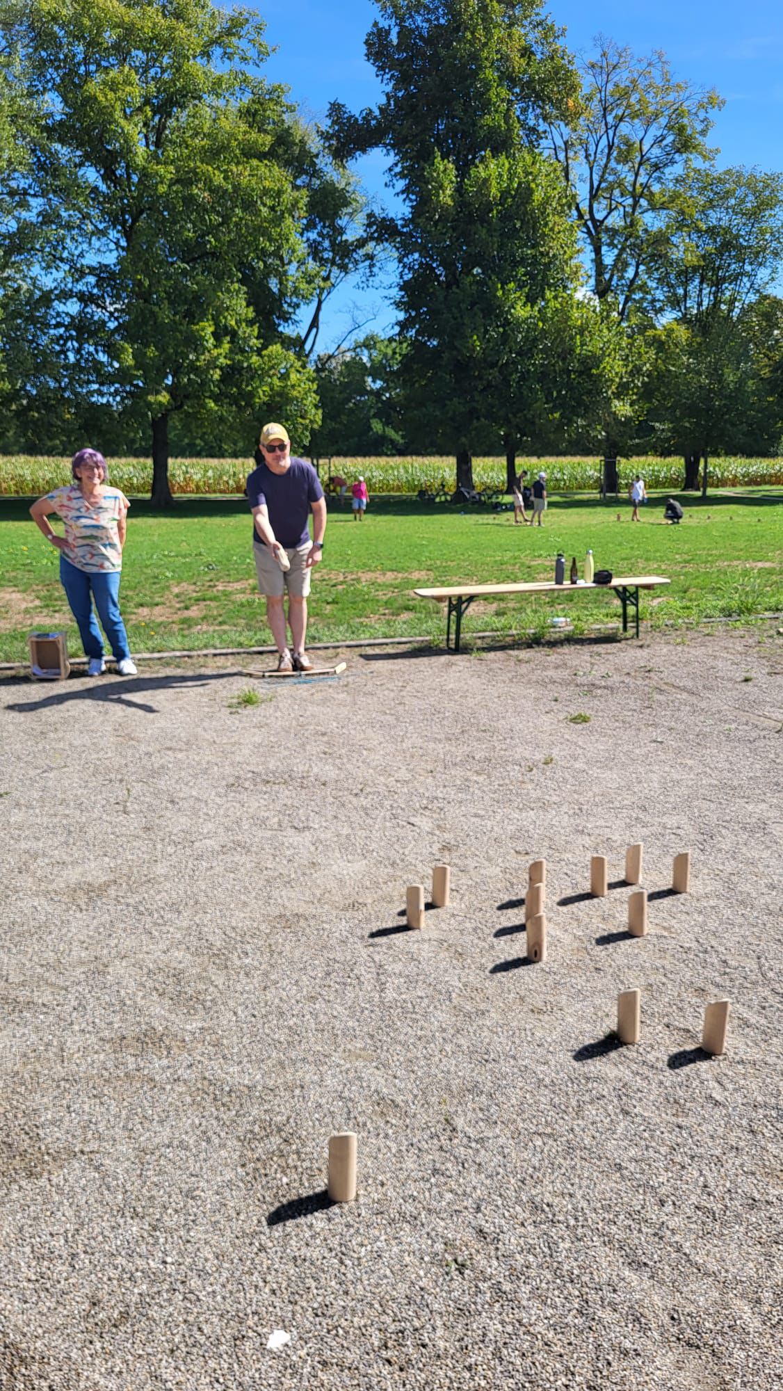 Mölkky-Spiel unter Bäumen