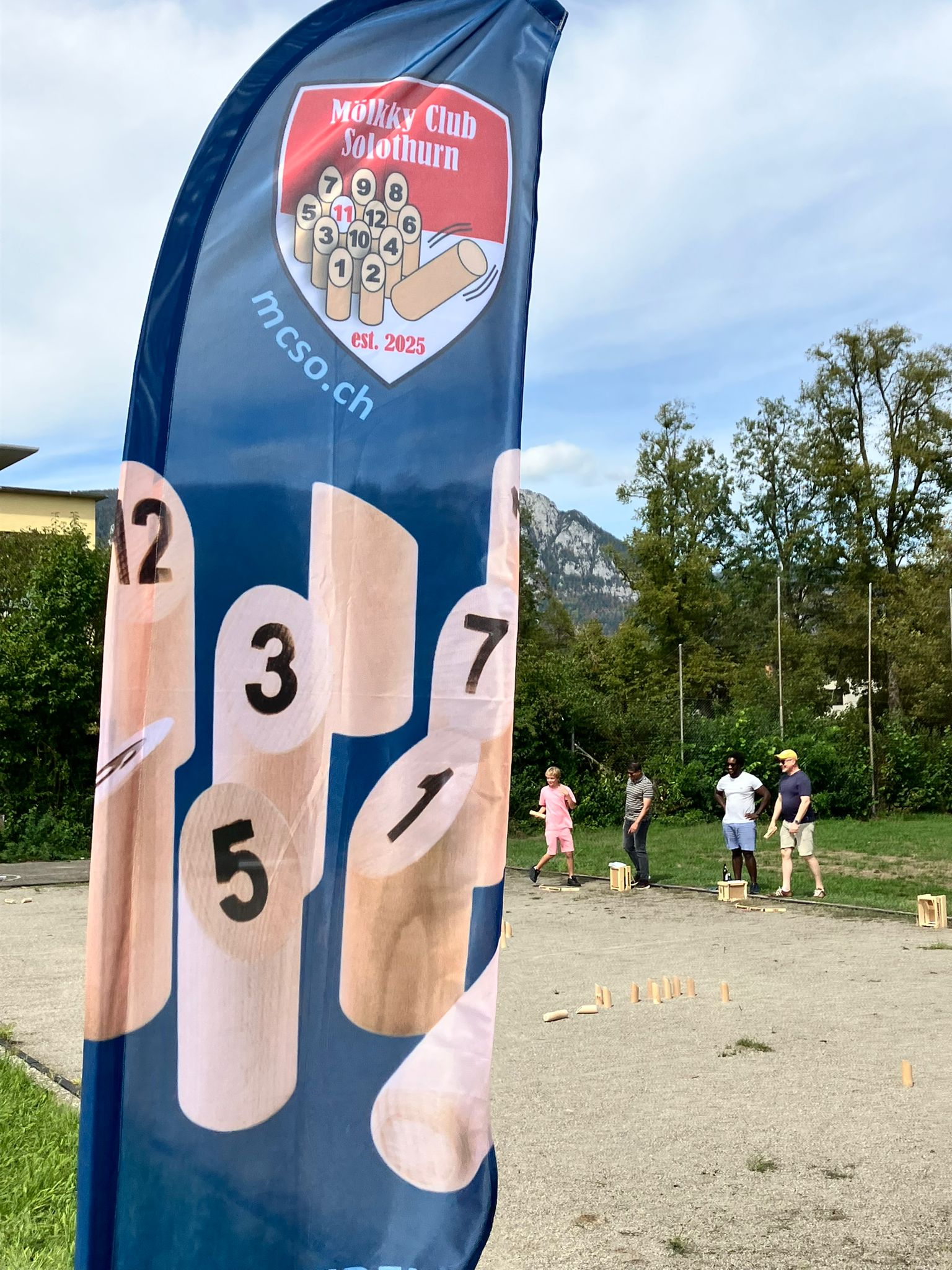 Clubfahne am Mölkky-Spielfeld