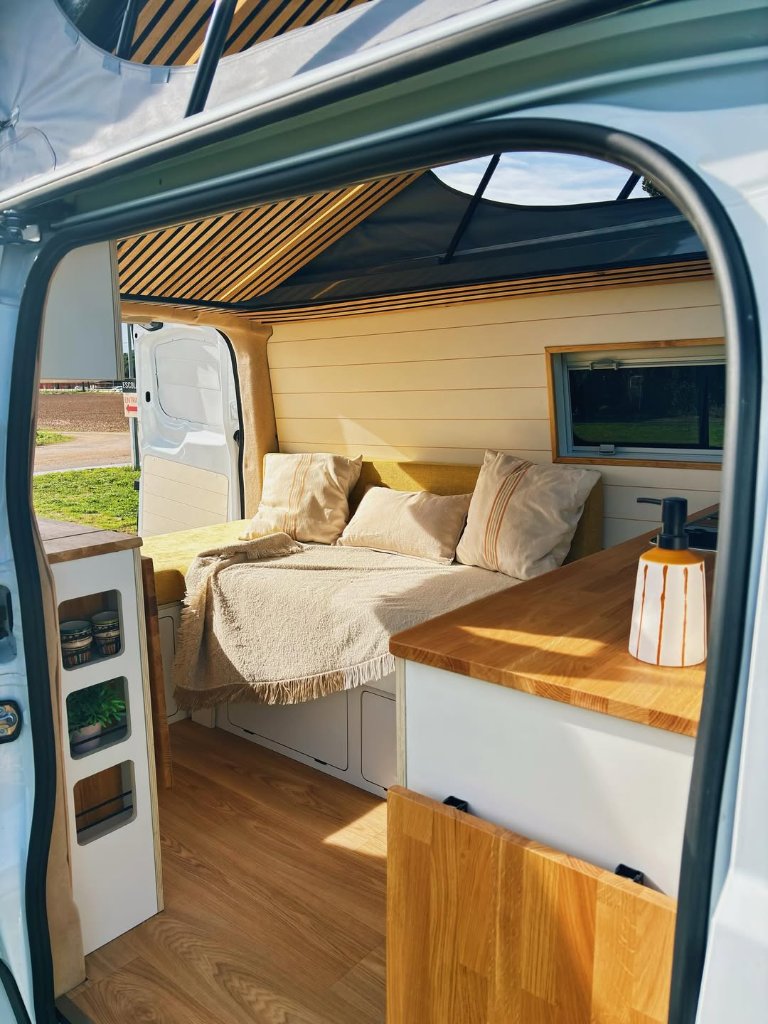 Aménagement Transporter sur mesure — VW Transporter T7 - Le Solaire — réalisé par Ostrel près de Nantes