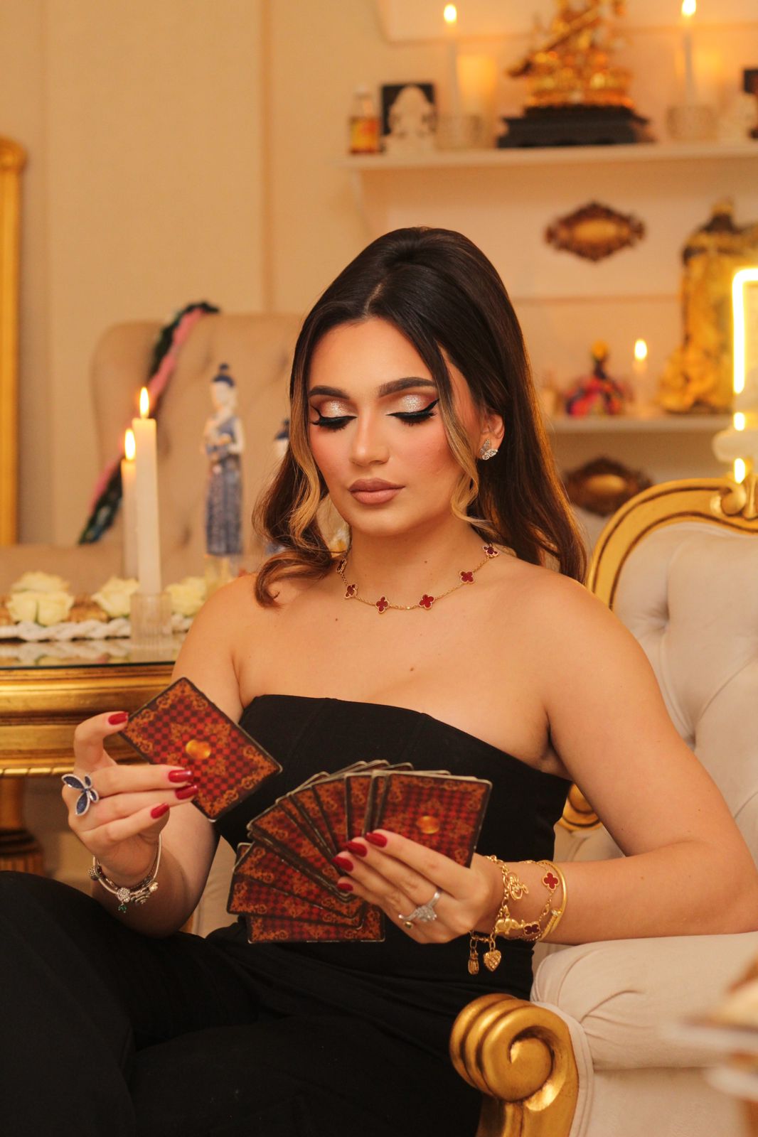 Milena segurando leque de cartas de tarot