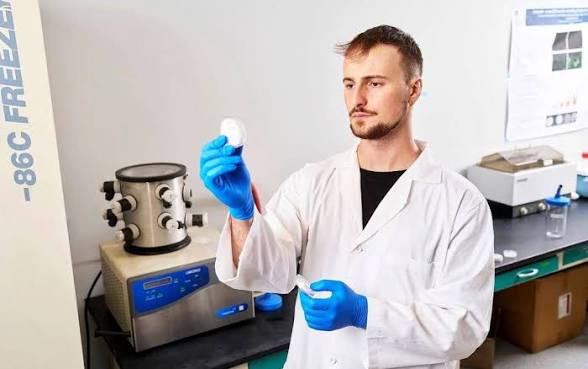 Franco Kraiselburd in the lab - El Día feature