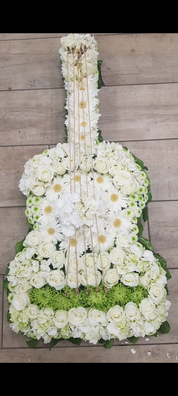 Composition florale en forme de guitare