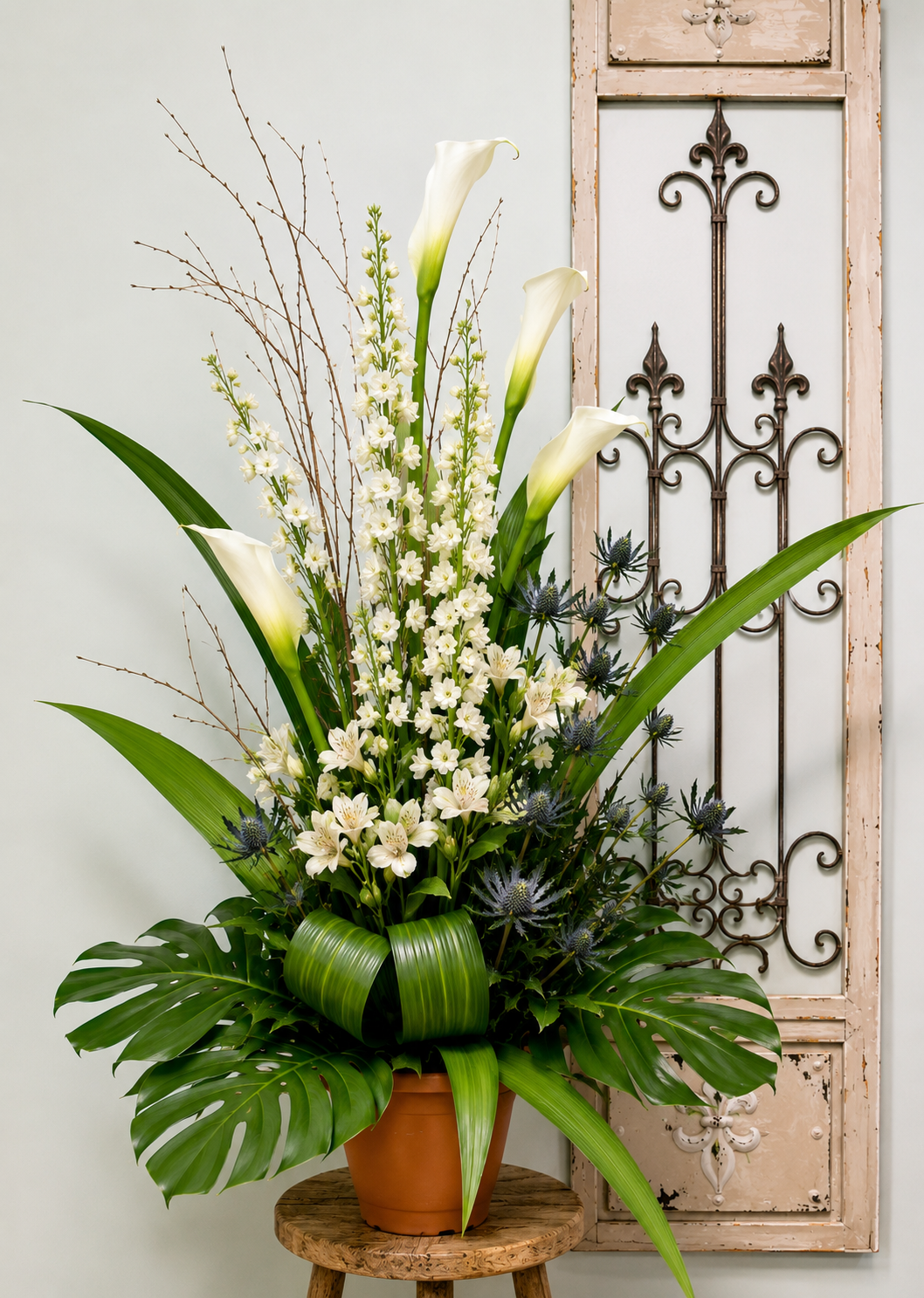 Arrangement de fleurs rustiques blanc