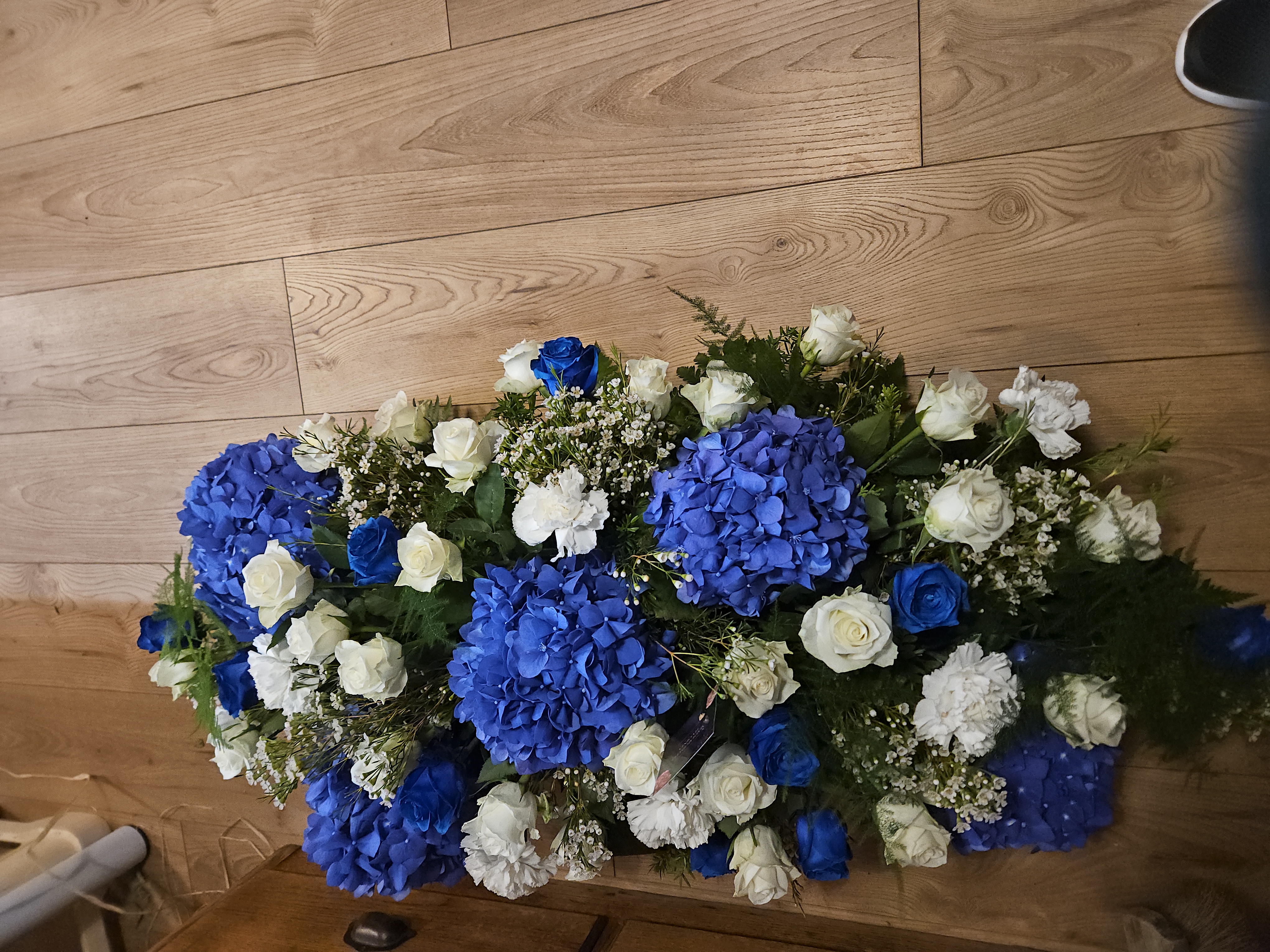 dessus de cercueil bleu et blanc