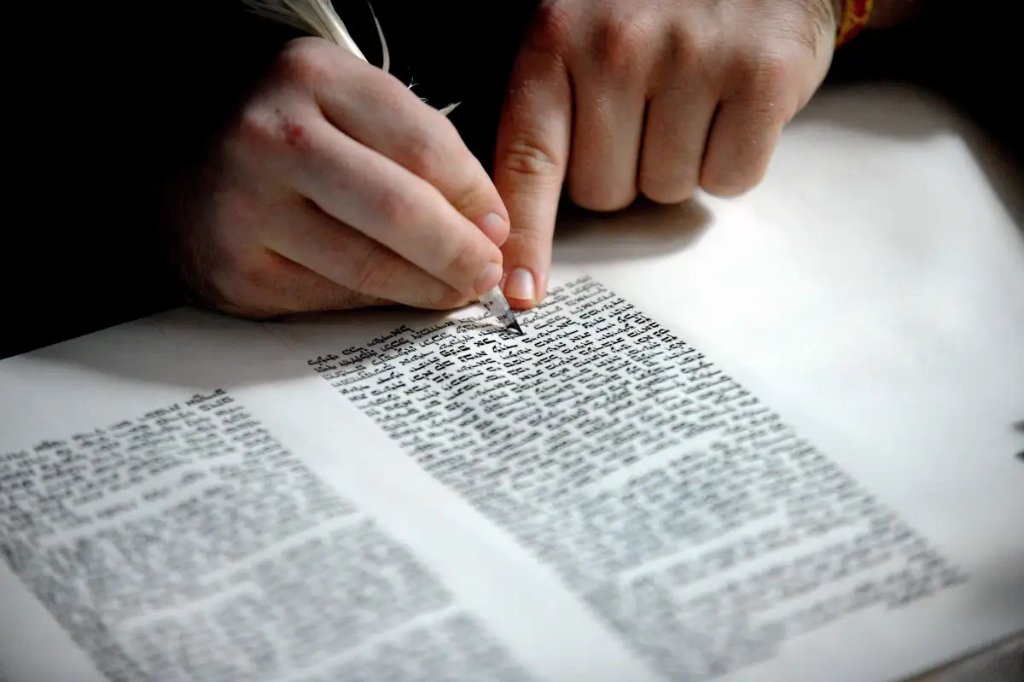 כתיבת שמות המשתתפים על קלף כשר וקדוש