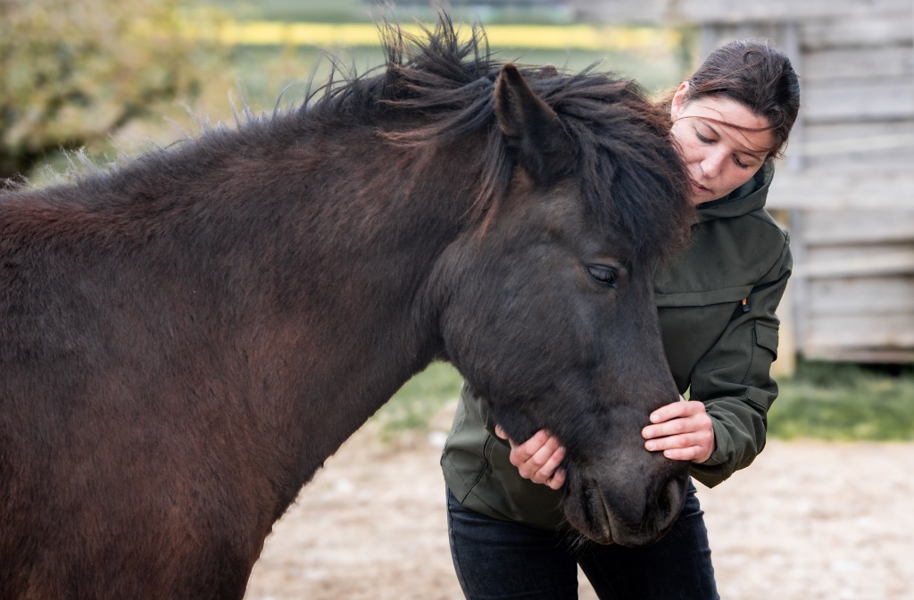 Jennifer Sahli mit einem Pony während einer Therapiebehandlung