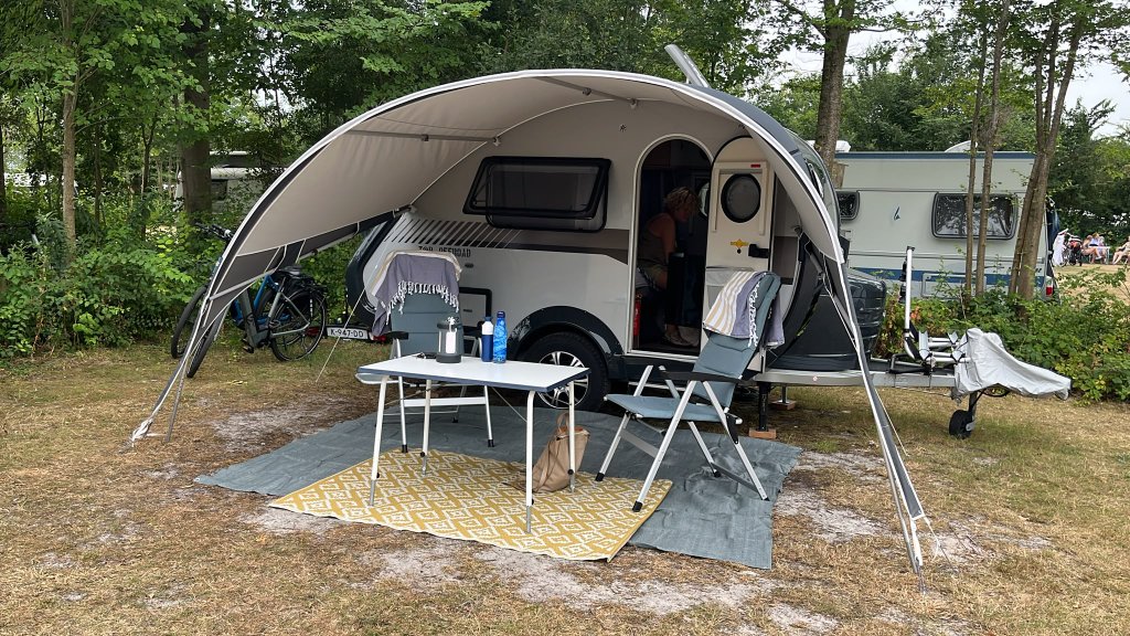 T@B op de camping met luifel