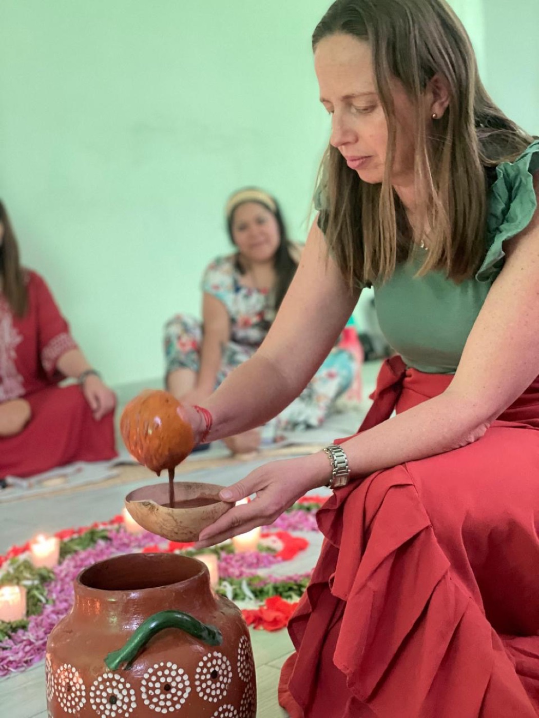 Mirelle facilitando un círculo de cacao, sirviendo cacao ceremonial