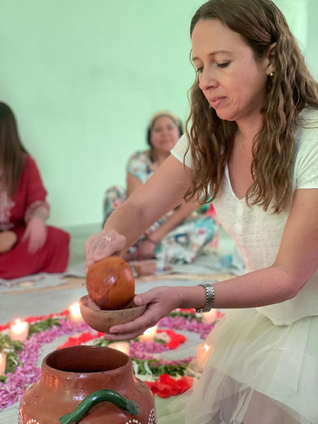 Michelle facilitando un círculo de cacao, sirviendo cacao ceremonial