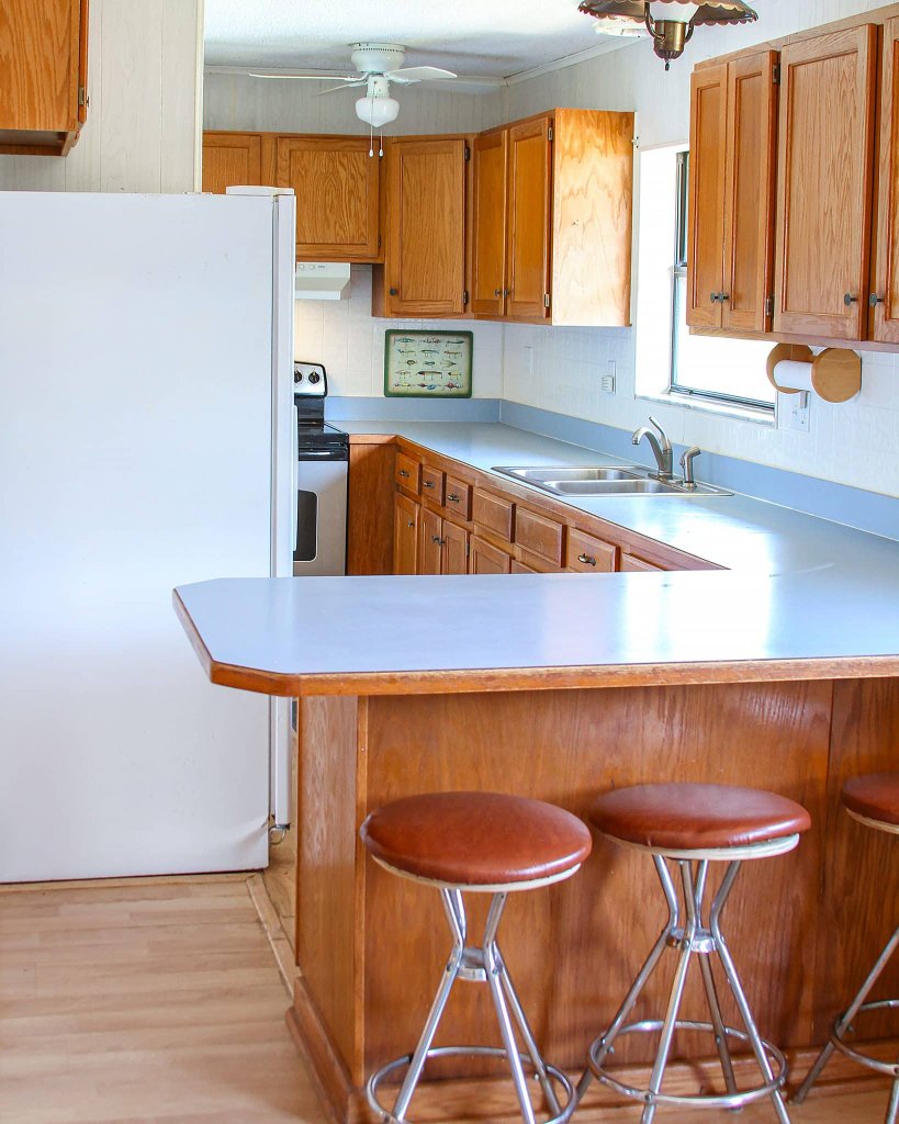 Fully equipped kitchen with breakfast bar and oak cabinetry