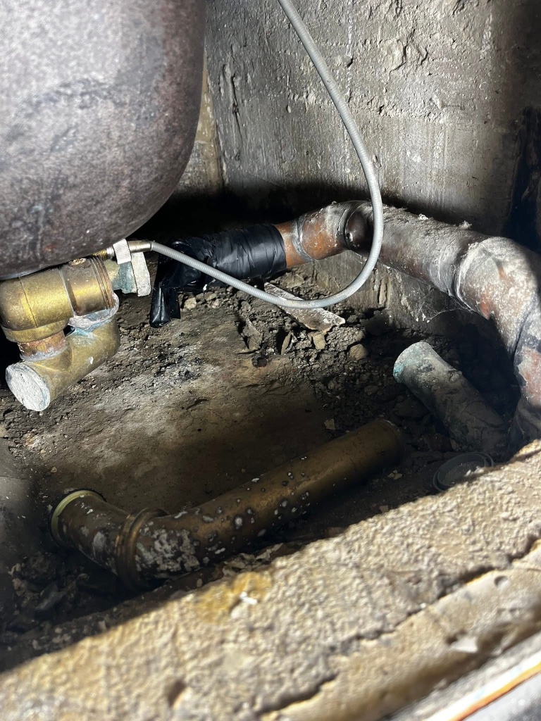 Tuyauterie corrodée sous évier