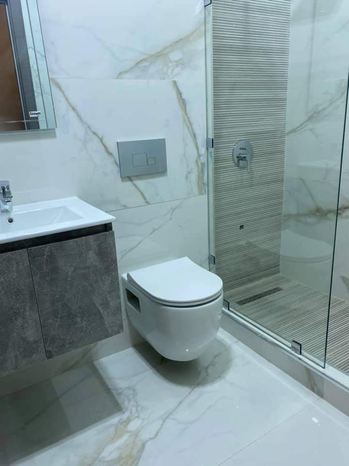Salle de bain moderne : WC suspendu, douche italienne et meuble vasque