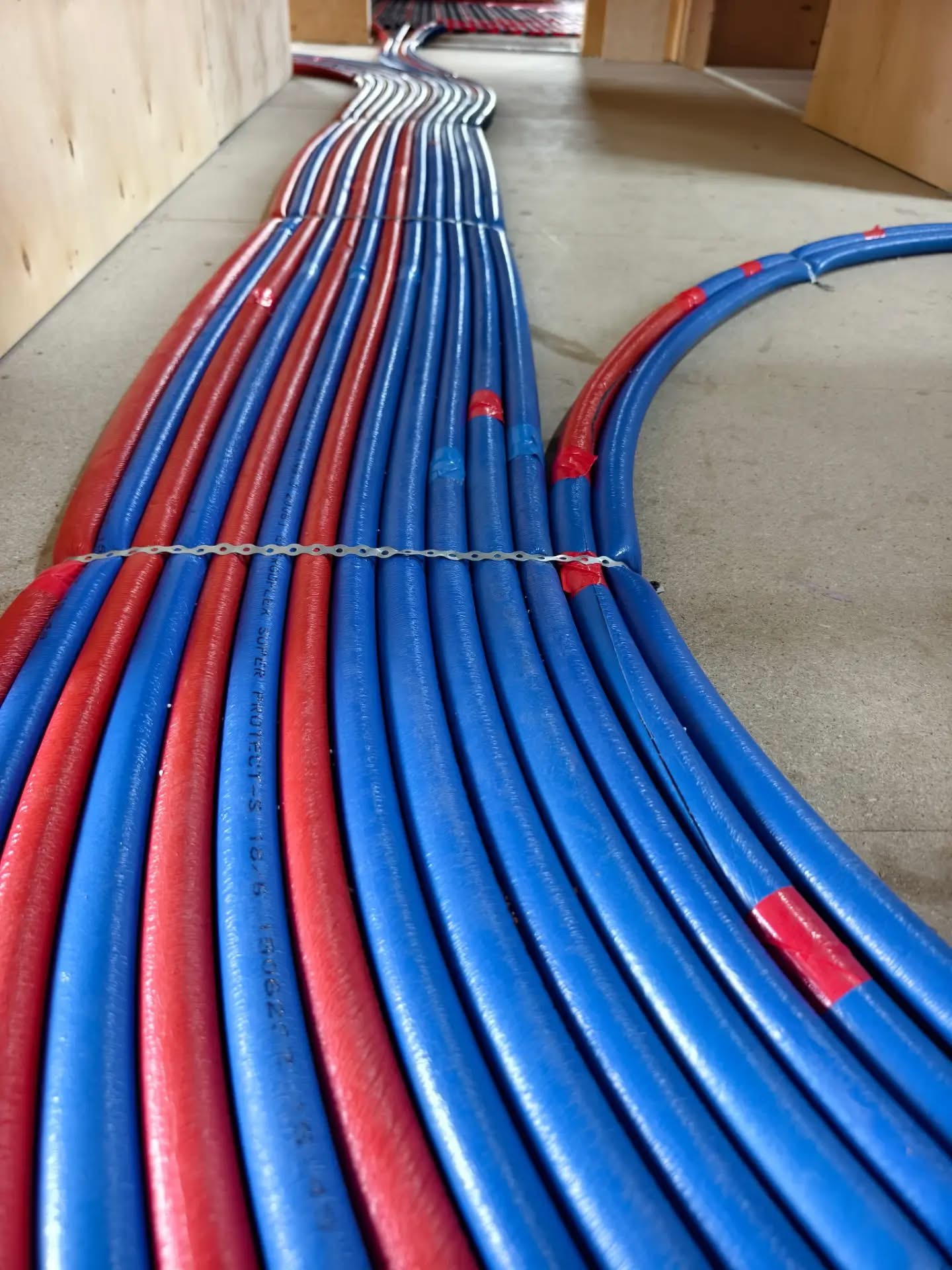 Faisceau de tuyaux PER bleu et rouge